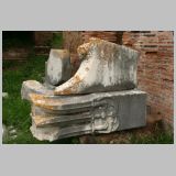 2424 ostia - regio iii - insula vii - monumento funerario (iii,vii,2) - schiffsschnabel - suedseite - decumanus maximus.jpg